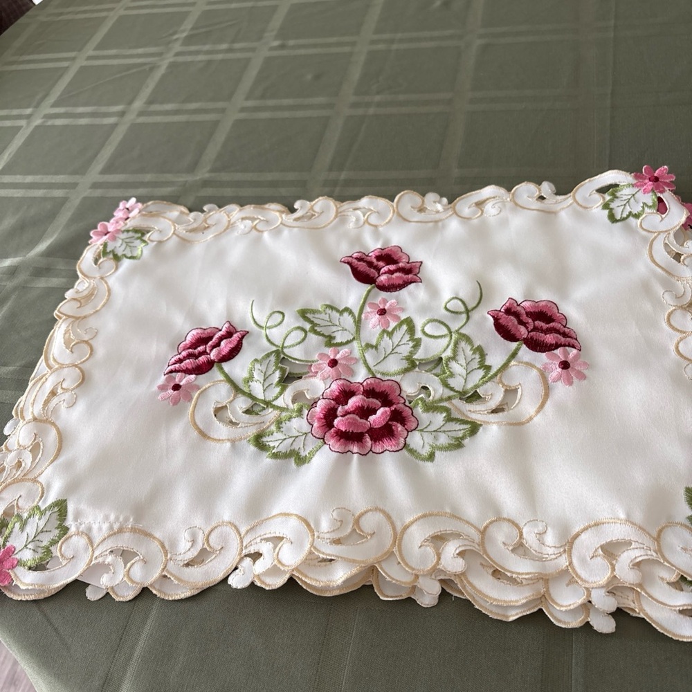 4 rose floral placemats in very good condition! Pinks and Maroons. - Picture 5 of 10